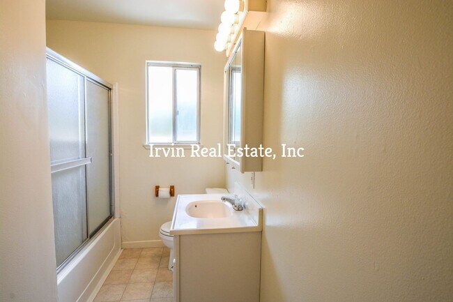 Building Photo - Nice 4 Bedroom Rancher