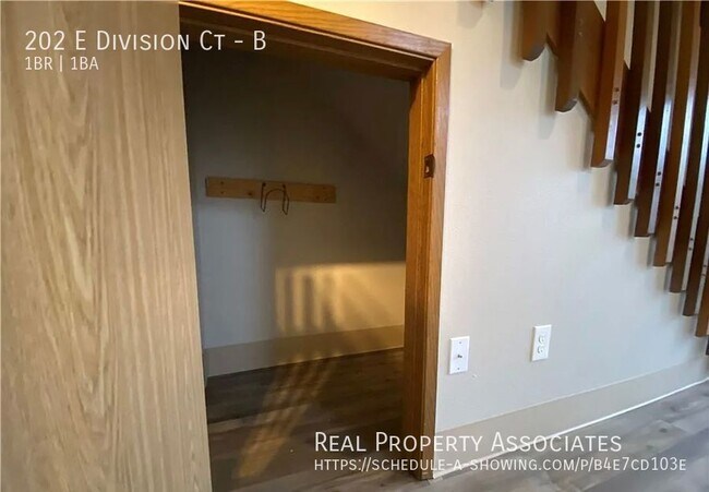 Building Photo - 202 E Division Ct