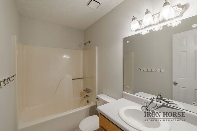 Building Photo - 335 Oak Meadows Dr