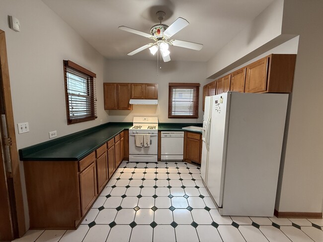 Building Photo - 4844 W Montrose Ave