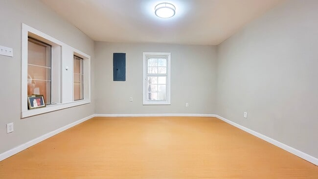 Building Photo - 2 BDRM 1 BATH