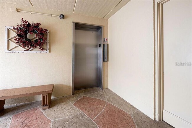 Building Photo - 1400 Tarpon Center Dr