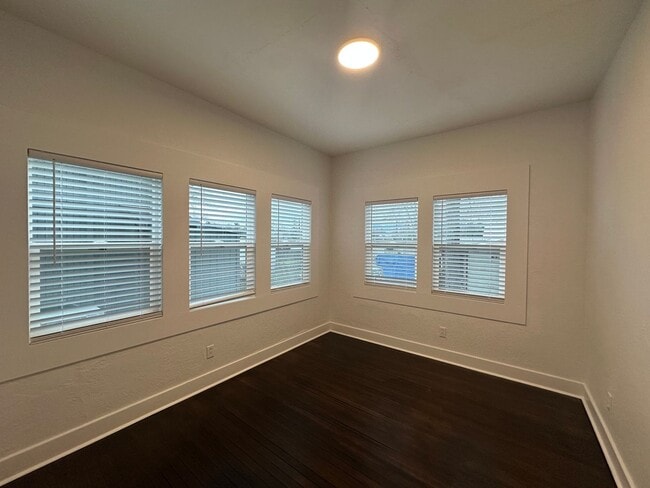 Building Photo - 1456 Magnolia Ave