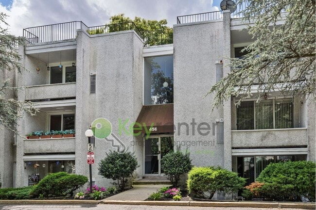 Building Photo - 456 A River Rd
