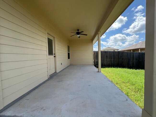 Building Photo - Luxury 3/2 Duplex in Seguin, Texas