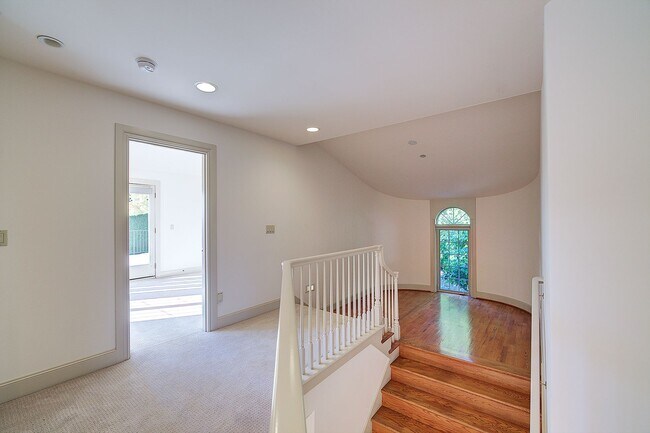 Building Photo - 4bd/4ba Kirkland House