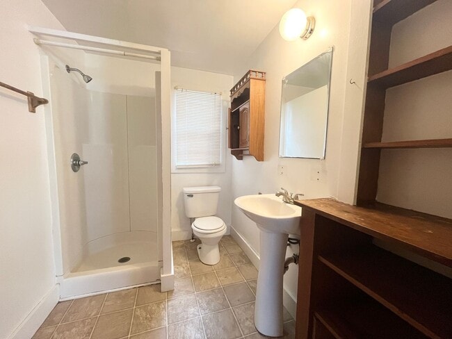 Building Photo - 804 Maple St