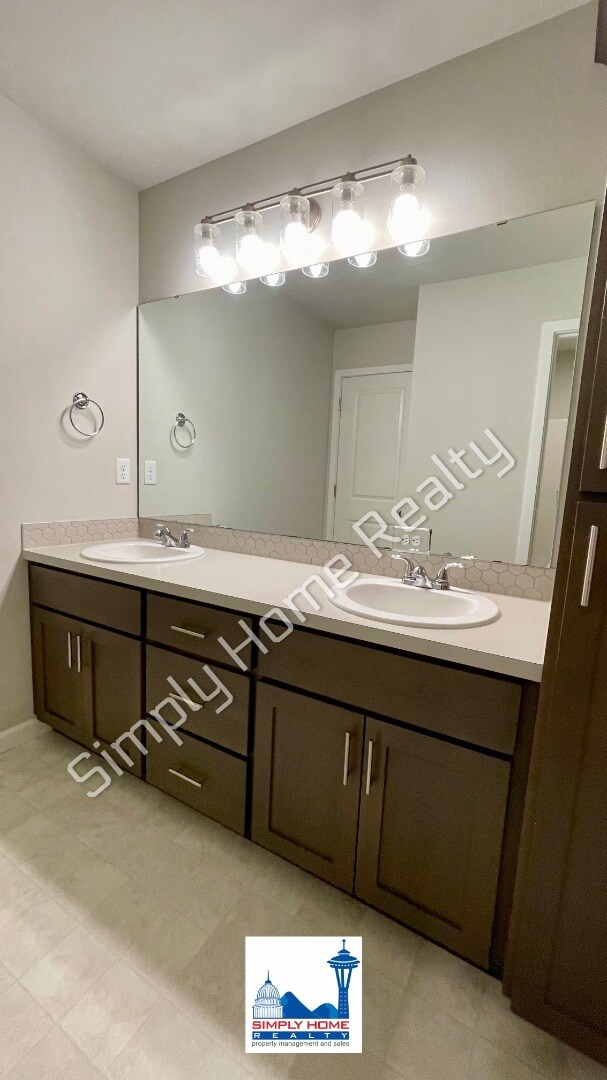 Building Photo - Step Inside to this Home with Spacious & Flexible Living!