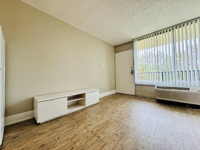 Building Photo - Best Deal in the area! Newly renovated Studio apartment - ALL UTILITIES INCLUDED! Studio apartmen...