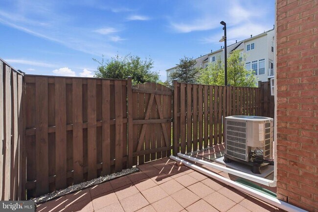 Building Photo - 8439 Kirby Lionsdale Dr