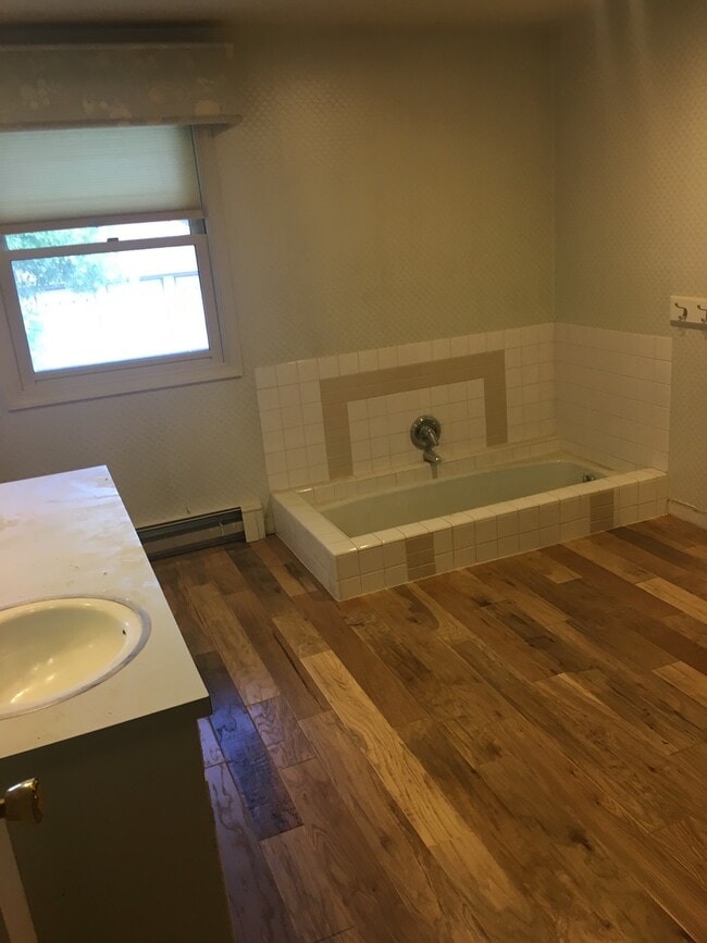Building Photo - Spacious 6-Bedroom Home with Pool & Multip...