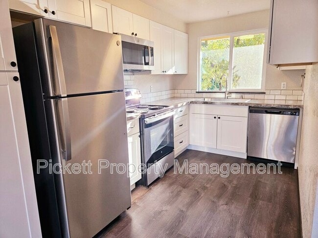 Building Photo - 4619 Beach Dr E