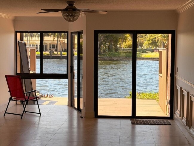 Building Photo - 797 S Riverside Dr