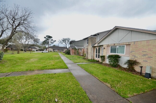 Building Photo - 6407 S Briar Bayou Dr