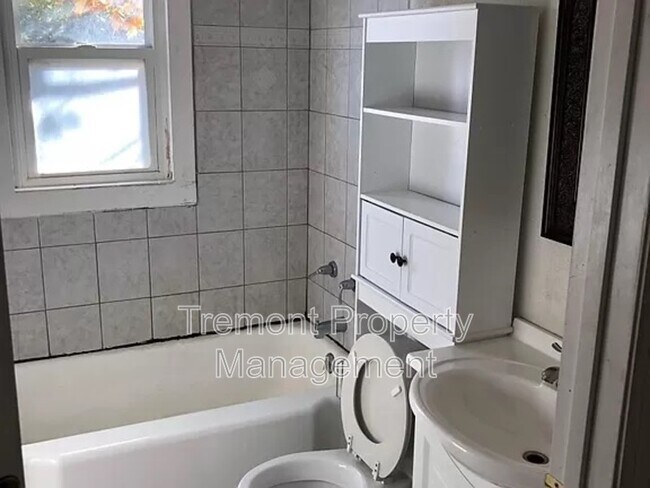 Building Photo - 607 Snow St