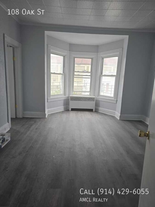 Building Photo - 108 Oak St