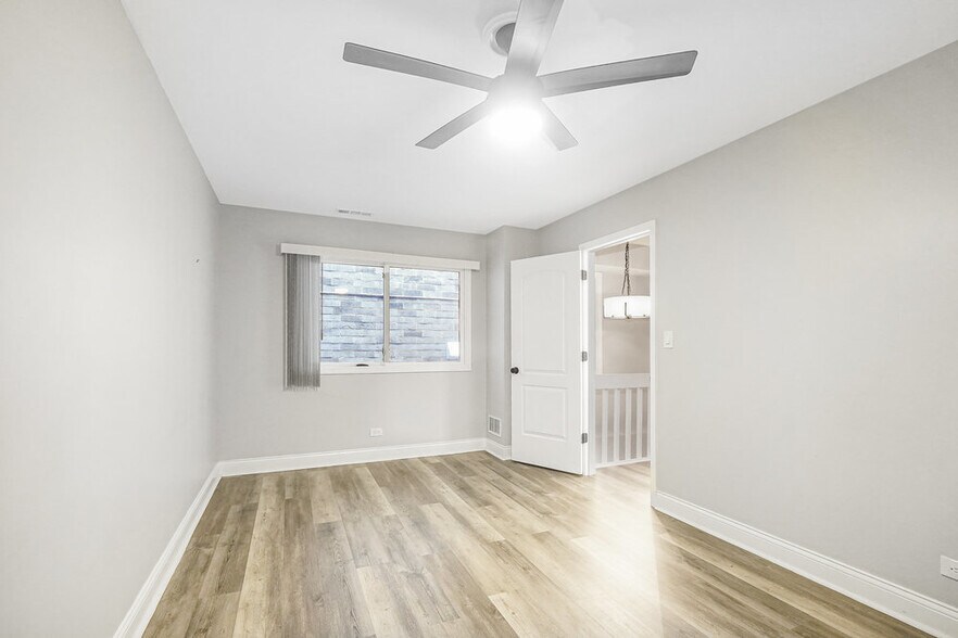 Building Photo - 1512 W Diversey Pky