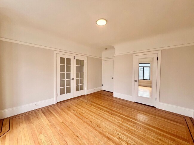 Building Photo - Top Floor 2BR/1BA + Newly Renovated Unit! Parking! In-Unit Laundry! PROGRESSIVE