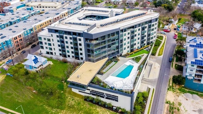 Building Photo - 800 Embassy Dr