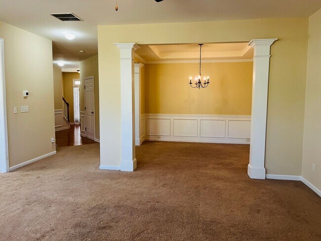 Building Photo - Wow! 3 bedroom 2.5 bathroom home in Newnan, 2100 plus sqft, 2 car garage, huge rooms, must see!