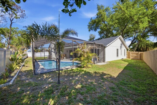 Building Photo - Pool Home