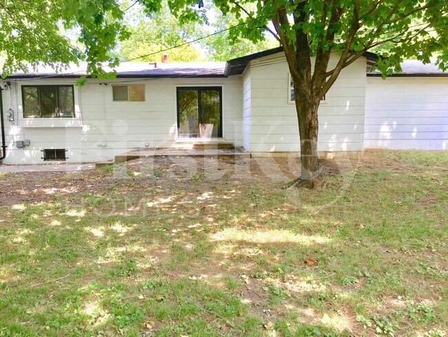 Building Photo - 2275 Glenoro Dr