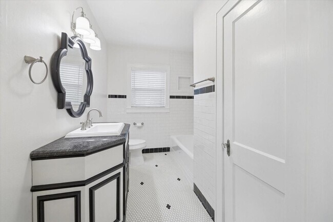 Building Photo - 1937 W McKinney St