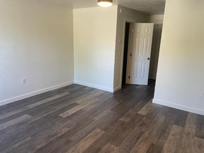 Building Photo - 18 2nd Ave N