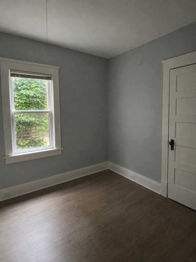 Building Photo - 1114 E 64th St