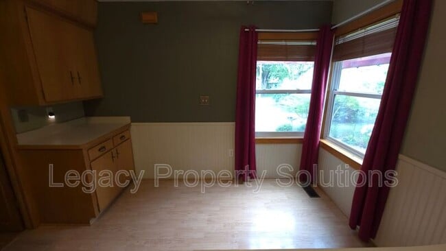 Building Photo - 926 N Mandan St