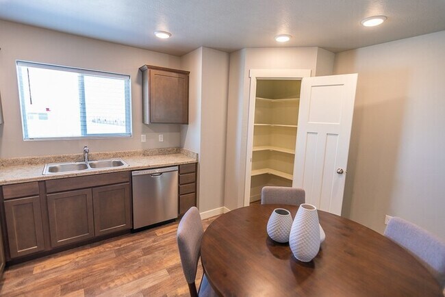 Building Photo - Beautiful Bridgestone Crossing Townhome