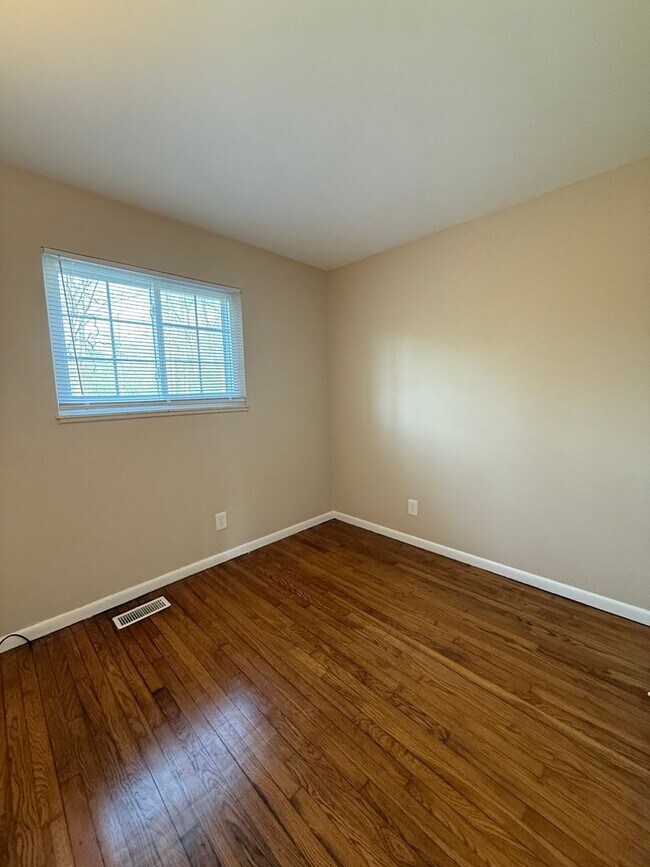 Building Photo - 3 Bedroom House Available Now!