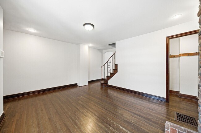 Building Photo - 2 Bedroom, 2 Bath Townhome located directly across from Franklin Park Conservatory