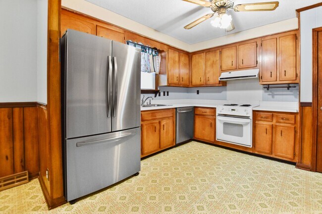 Building Photo - Pet Friendly Four Bedroom with Basement!