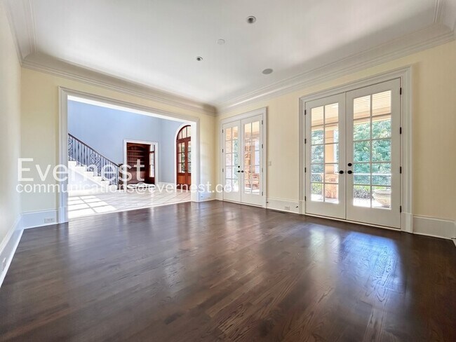 Building Photo - Spacious 7 Bed/8 Bath Home with Garage / Pet-Friendly / Available Now!