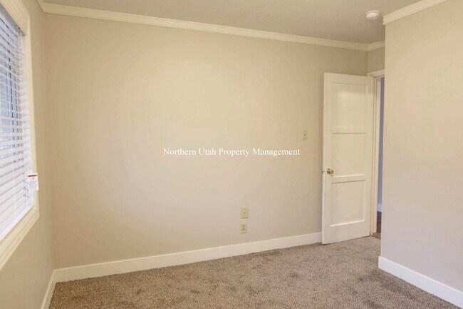 Building Photo - 2 Bed, 1 Bath Upper Unit