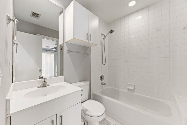Building Photo - 913 Robin St