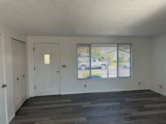 Building Photo - 2 bedroom 1 bath duplex in Springfield!