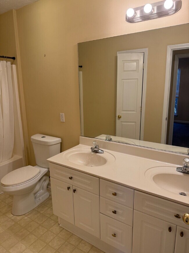 Building Photo - 4 bed/3bth with over 2000 sq ft. In beautiful Hendersonville!!!