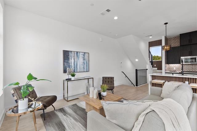 Building Photo - 723 W 10th St