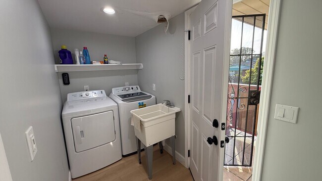 Building Photo - EPIC REA: Charming 2 Bed/ 1 Bath Home in O...