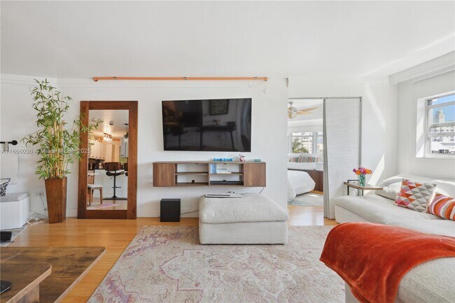 Building Photo - 1881 Washington Ave