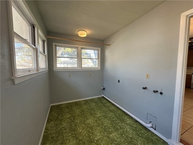 Building Photo - 117 Holly Dr