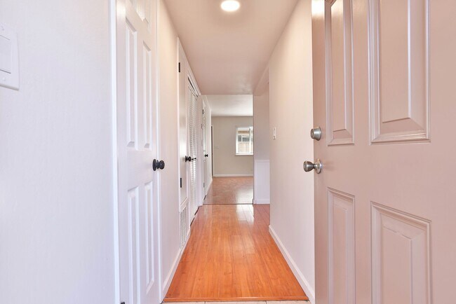 Building Photo - 1329 Essex Way