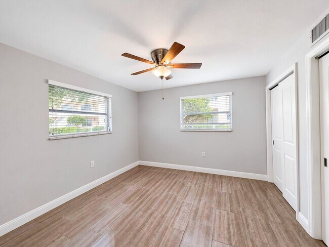 Building Photo - Remodeled First-Floor Condo Available Now in Naples
