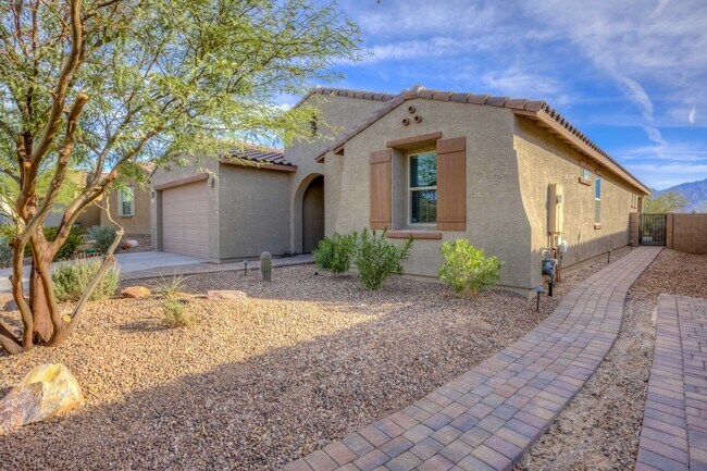 Building Photo - Very Special Oro Valley Home with Pool and Mountain Views!