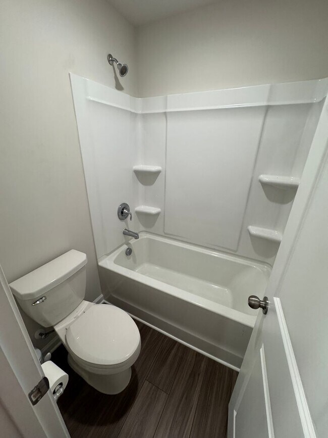 Building Photo - 5BR w/ Backyard & Driveway in Camden, SC