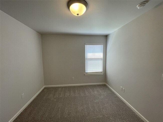Building Photo - 413 Irish Ln