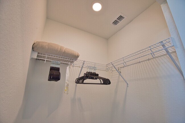 Building Photo - Seasonal Short-Term 3 Bedroom 2 Bathroom First Floor Condo located in Wellen Golf & Country Club!