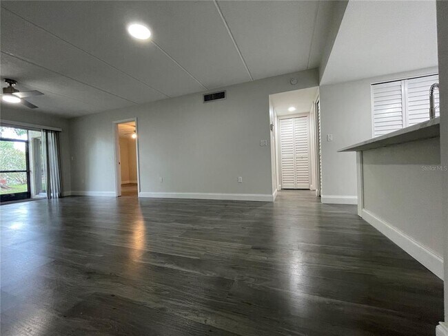 Building Photo - 211 Pine Ct